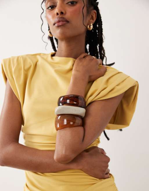 Pack de 3 pulseras de color ámbar y marrón de resina de ASOS DESIGN, 3 de 4
