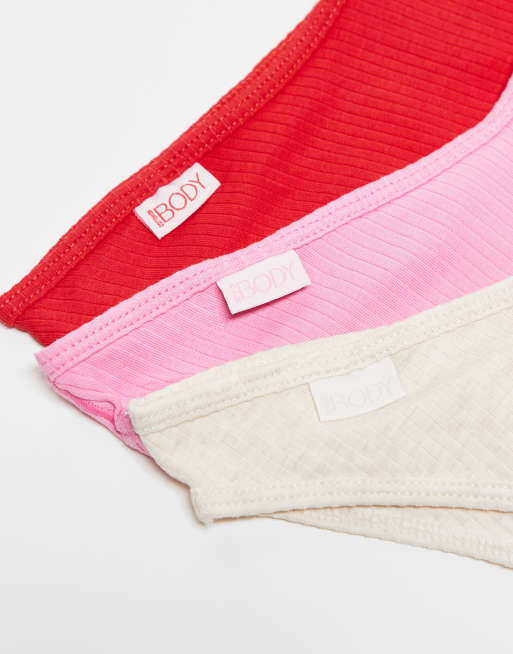 Pack de 3 braguitas brasileñas de color rojo, rosa y marrón de canalé de algodón de Cotton On, 2 de 3