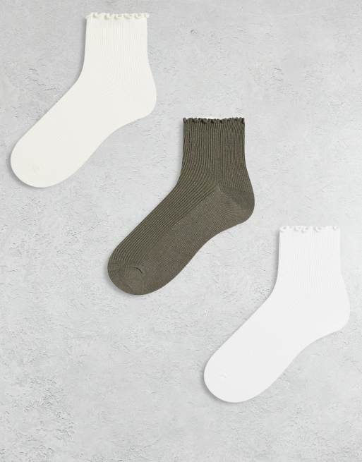 Pack de 3 calcetines tobilleros de color blanco, beis y caqui con volante en el borde de Monki