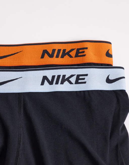 Pack de 3 calzoncillos bóxer negros con cinturillas de color azul, naranja y negro básicos elásticos de algodón Everyday Cotton Stretch de Nike  , 3 de 3