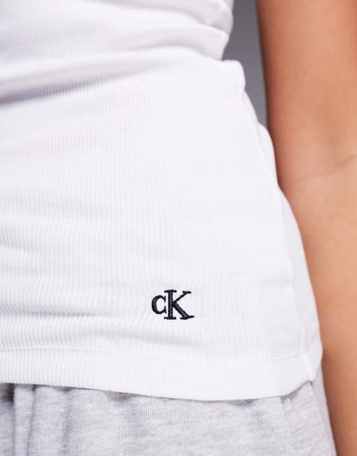 Pack de 3 camisetas de color negro, blanco y gris sin mangas con cuello ancho de Calvin Klein, 2 de 4