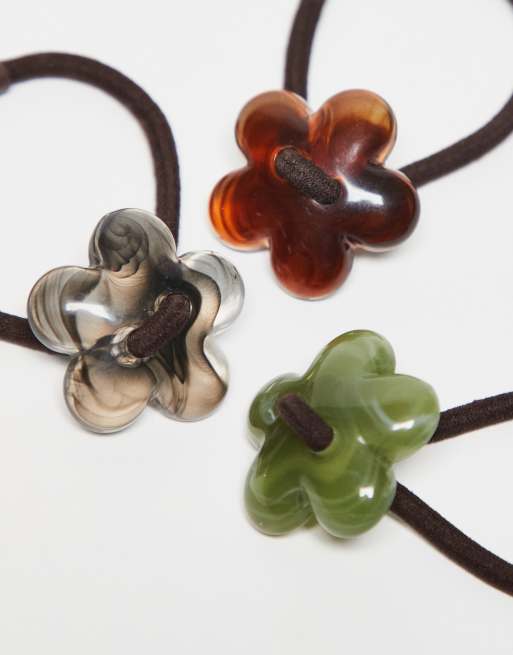 Pack de 3 coleteros de colores neutros con diseño de flores de DesignB London, 2 de 3