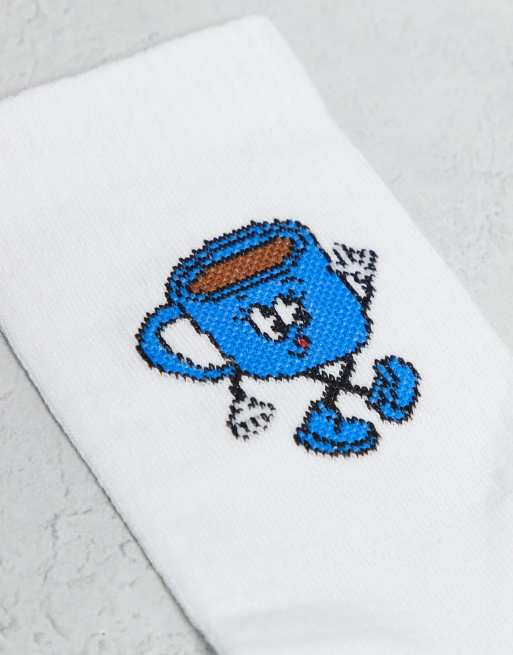 Pack de 3 pares de calcetines blancos con estampados gráficos de personajes cafeteros de ASOS DESIGN, 2 de 3