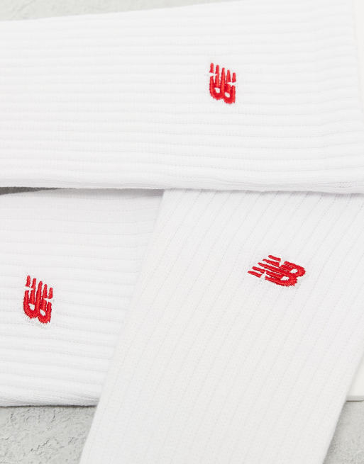 Pack de 3 pares de calcetines blancos de caña alta con logo rojo de canalé de New Balance, 2 de 3