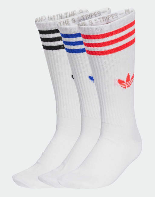 Pack de 3 pares de calcetines deportivos altos de color blanco, rojo lúcido y azul lúcido con 3 rayas de adidas Originals
