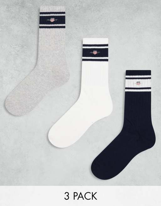 Pack de 3 pares de calcetines deportivos de color blanco, gris y azul marino con logo de escudo de GANT