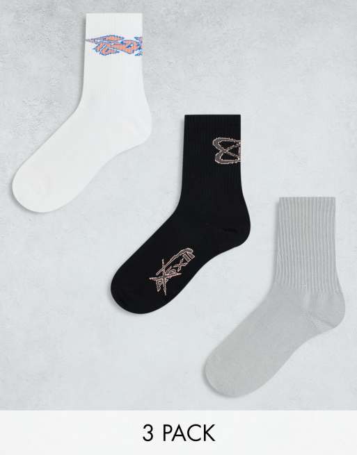 Pack de 3 pares de calcetines deportivos de color gris, blanco y negro con estampados gráficos de juegos de Weekday