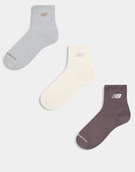 Pack de 3 pares de calcetines tobilleros de color blanco hueso y marrón con logo bordado de New Balance 