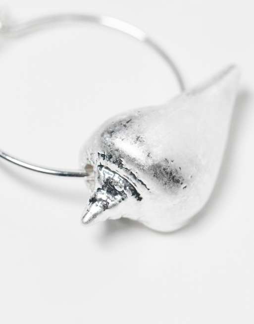 Pack de 3 pendientes de aro plateados con charms de conchas de Weekday, 2 de 4