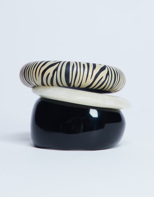Pack de 3 pulseras de color negro, blanco y estampado de cebra rígidas Blaire de Topshop