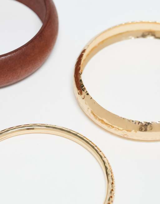 Pack de 3 pulseras doradas y marrón oscuro madera rígidas sin cierres de DesignB London, 2 de 3