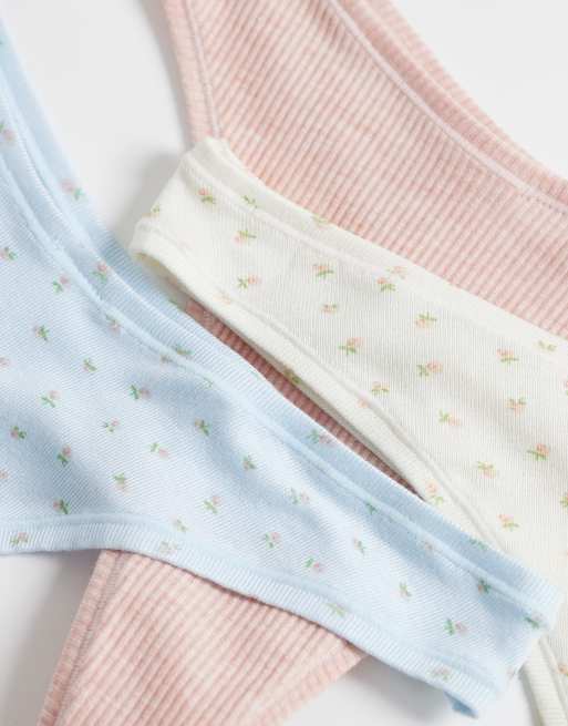 Pack de 3 tangas de color avena y azul y crema con estampado de florecitas de canalé de ASOS DESIGN, 3 de 3