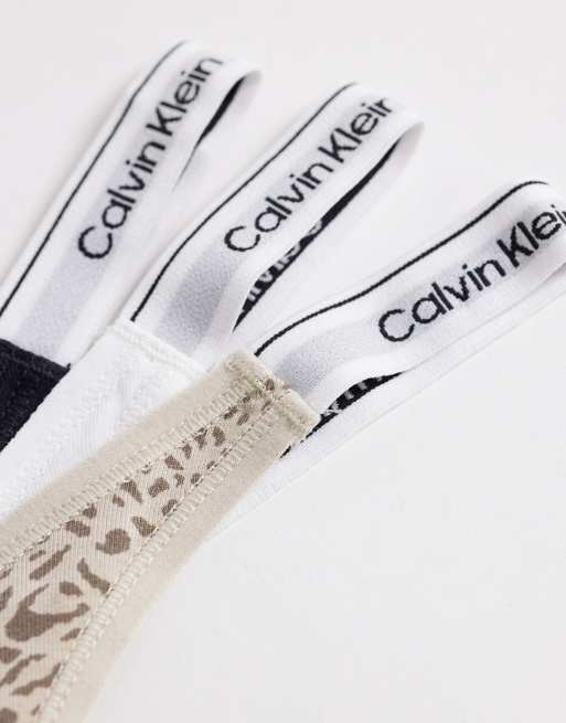 Pack de 3 tangas de color negro, blanco y con estampado animal con logo Icon Logo de Calvin Klein, 3 de 3