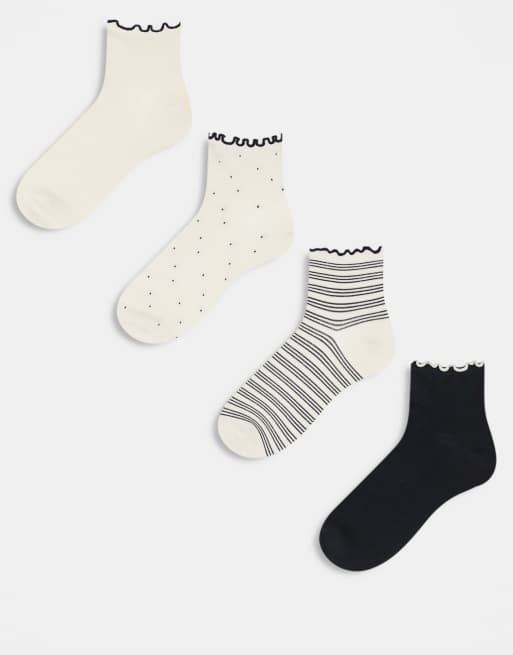 Pack de 4 pares de calcetines tobilleros de color negro y beis con bordes ondulados de Lindex