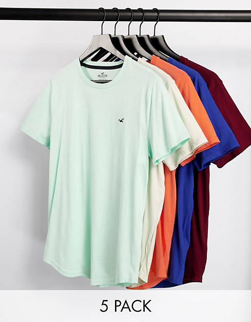 Pack de 5 camisetas de color azul, menta, rosa, burdeos y gris con bajo redondeado y logo de Hollister