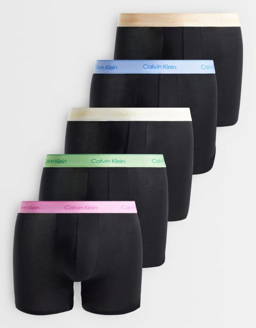 Pack de 5 calzoncillos bóxer negros con cinturillas de colores del arcoíris Pride Cotton de Calvin Klein, 1 de 3