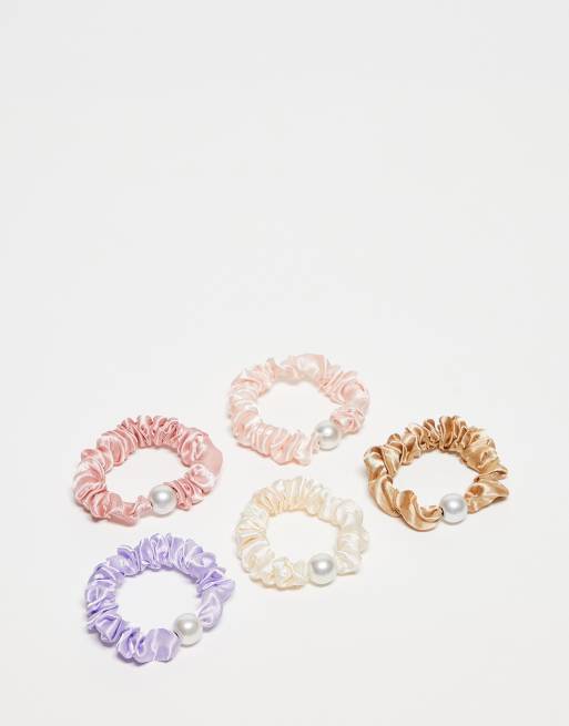 Pack de 5 coleteros abullonados pequeños fruncidos de colores neutros y detalle de perla de DesignB London