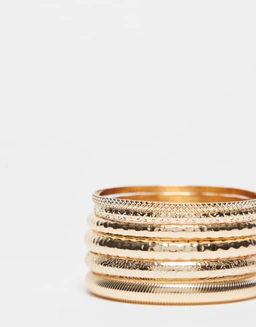 Pack de 6 pulseras doradas finas sin cierres con diseños variados repujados de ASOS DESIGN Curve, 2 de 3
