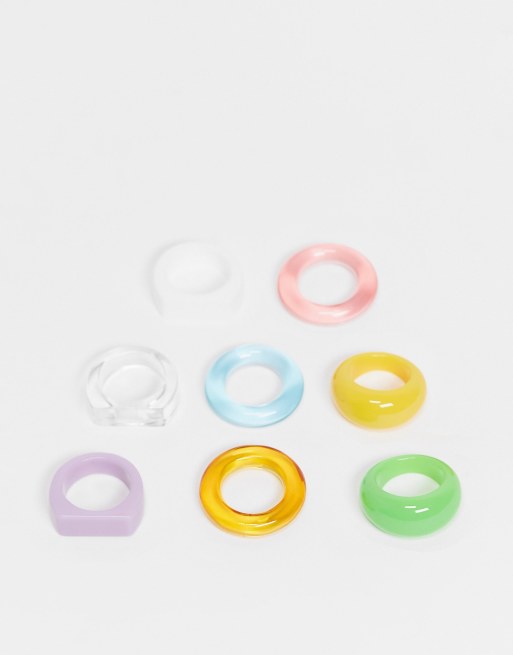 Pack de 8 anillos en varios colores de plástico de ASOS DESIGN