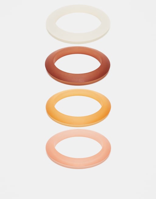 Pack de pulseras de tonos neutros rígidas sin cierres de resina de Mango