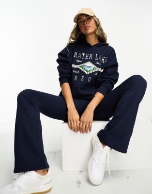 Pacsun - Kapuzenpullover in Marineblau mit „Crater Lakes"-Schriftzug, Kombiteil-Lila