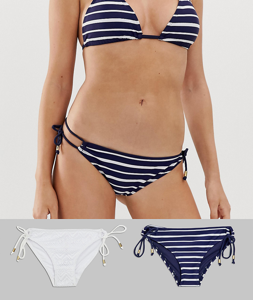 Pakke med to bikinitrusser med bindebånd i siden i navy-farvede striber og hvid hækling fra Dorina Valencia-Marineblå