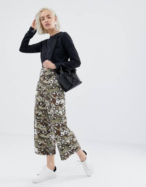 Pantal\u00f3n capri de pernera ancha con estampado de camuflaje animal y cintur\u00f3n de ASOS DESIGN | ASOS