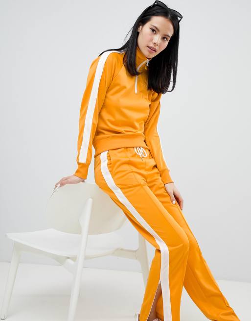 Chándal en mostaza con sudadera con cremallera y pantalones con rayas en el lateral de Monki, 3 de 3