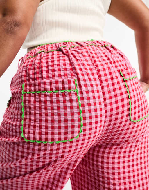 Pantalones a cuadros vichy rosas de pernera ancha con detalles en zigzag de Neon Rose Plus, 3 de 4