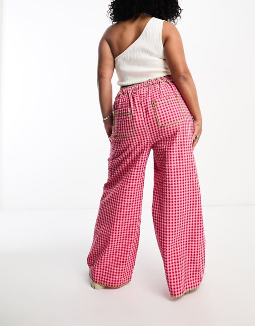 Pantalones a cuadros vichy rosas de pernera ancha con detalles en zigzag de Neon Rose Plus, 4 de 4