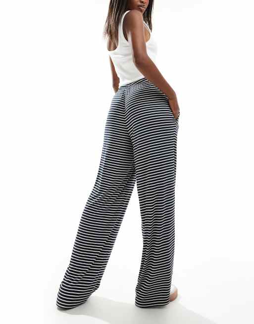 Pantalones a rayas azul marino y blancas de pernera ancha Blair de Cotton On, 2 de 5