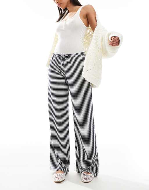 Pantalones a rayas blancas y negras holgados de talle bajo de Hollister