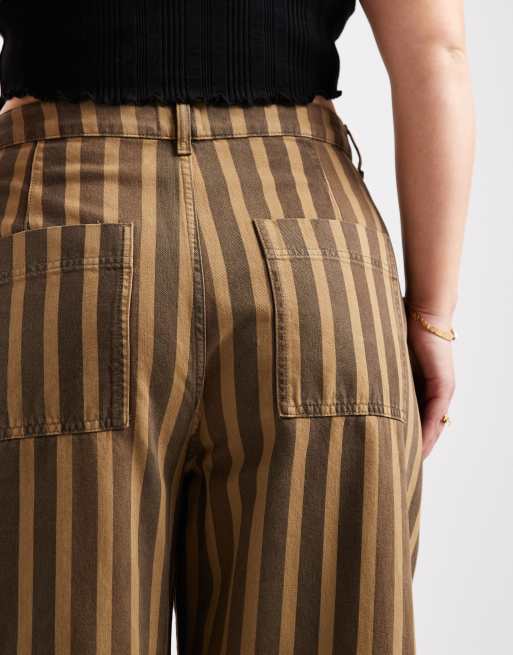 Pantalones a rayas de pernera barrel con acabado lavado de ASOS DESIGN Curve, 5 de 5