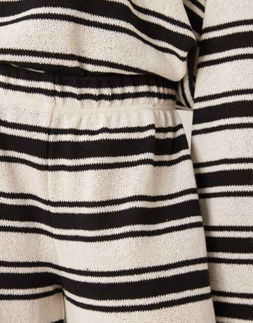 Pantalones a rayas monocromáticas de pernera ancha de punto de ASOS DESIGN (parte de un conjunto), 5 de 5