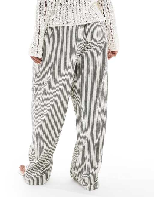 Pantalones a rayas monocromáticas sin cierres de pernera recta de tejido texturizado de ASOS DESIGN Curve, 4 de 5