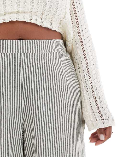 Pantalones a rayas monocromáticas sin cierres de pernera recta de tejido texturizado de ASOS DESIGN Curve, 5 de 5
