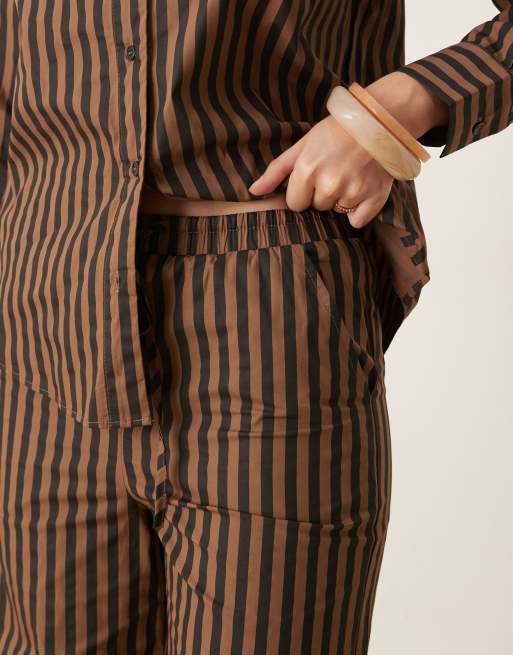 Pantalones a rayas negras y marrones de pernera ancha de Glamorous, 2 de 5