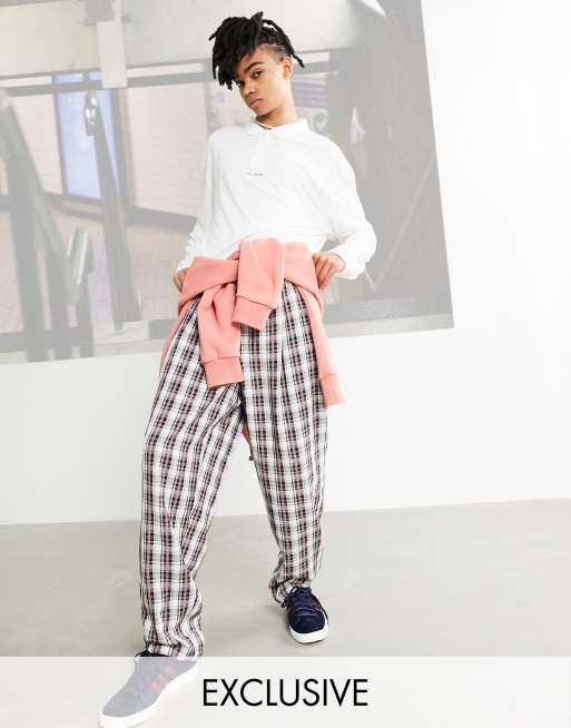 Pantalones abombados con diseño dividido a cuadros marrones de COLLUSION