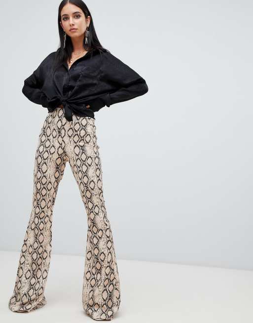 Pantalones acampanados con estampado de serpiente de Missguided