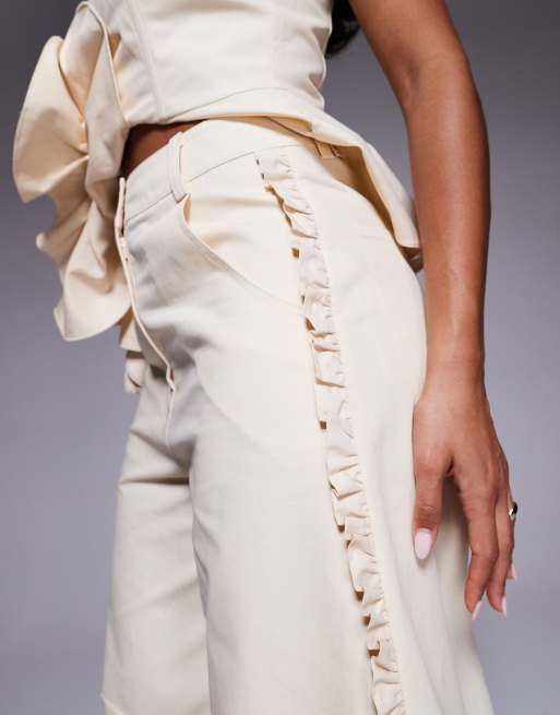 Pantalones amarillo pastel de pernera barrel con volante de sarga de algodón de ASOS LUXE (parte de un conjunto), 2 de 5