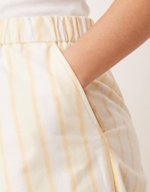 Pantalones amarillos a rayas de corte barrel de tejido efecto lino de ASOS DESIGN Curve, 5 de 5