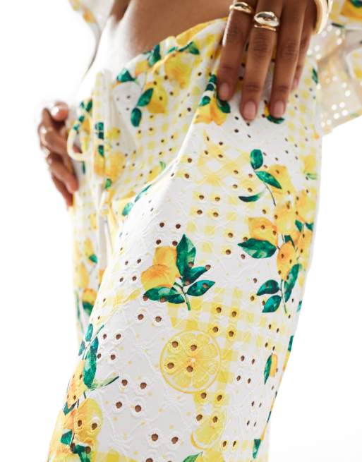 Pantalones amarillos de pernera ancha con estampado de limones y bordado inglés de ASOS DESIGN (parte de un conjunto), 2 de 5