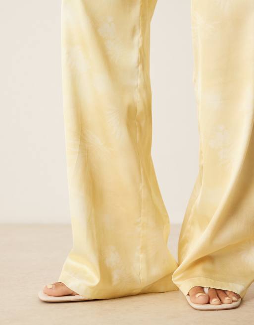 Pantalones amarillos de pernera ancha con estampado difuminado y cordón ajustable de satén de SNDYS (parte de un conjunto), 4 de 5