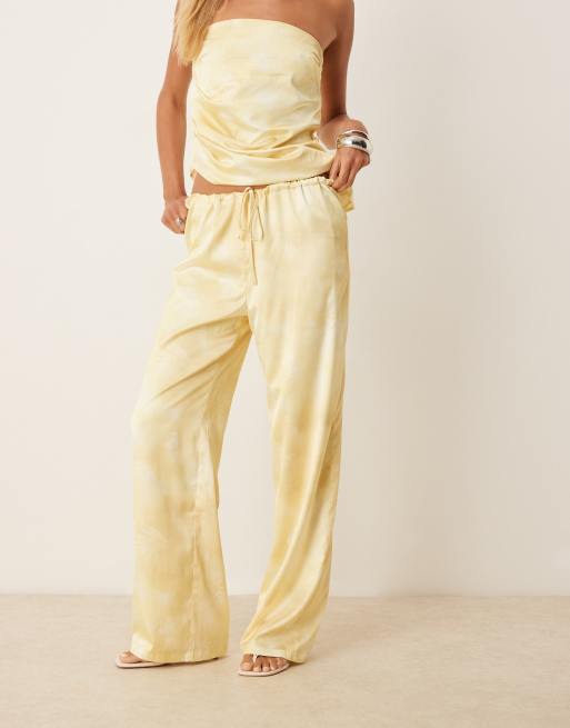 Pantalones amarillos de pernera ancha con estampado difuminado y cordón ajustable de satén de SNDYS (parte de un conjunto), 5 de 5