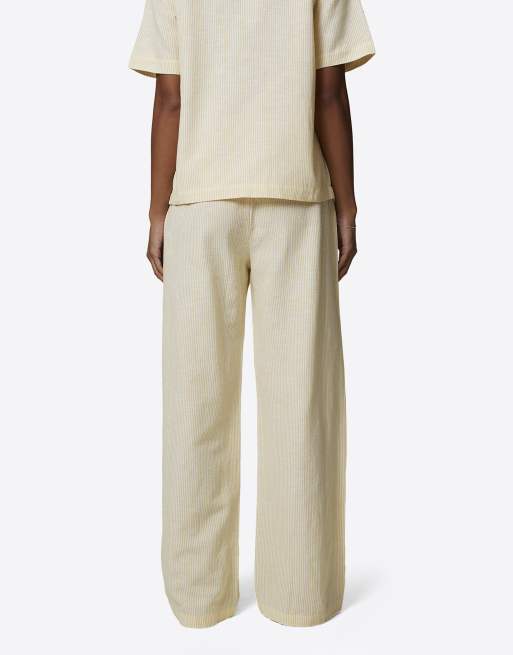 Pantalones amarillos holgados con raya diplomática y monograma de Good For Nothing, 2 de 4