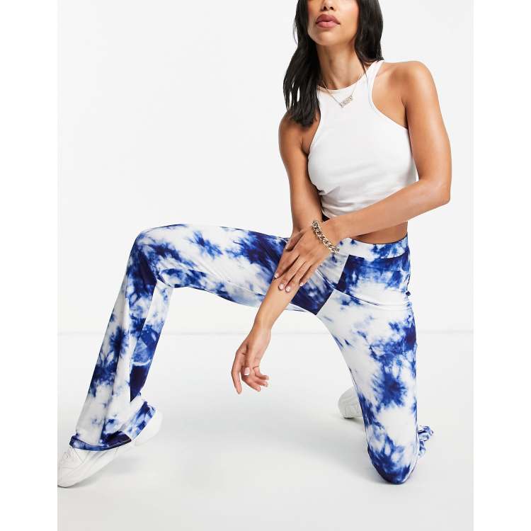 Pantalones azul a il de campana con efecto tie dye de ASOS DESIGN