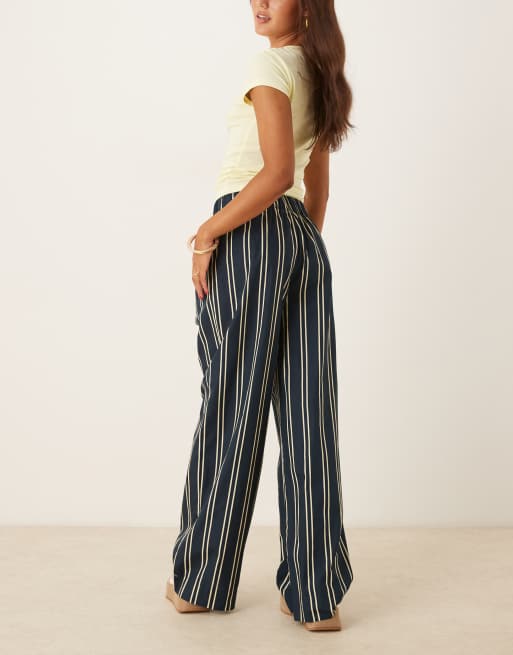 Pantalones azul marino a rayas blanco crema de pernera ancha con detalle estilo bóxer de popelina de AWARE, 3 de 4