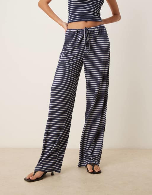 Pantalones azul marino a rayas de pernera ancha de ASOS DESIGN (parte de un conjunto), 5 de 5