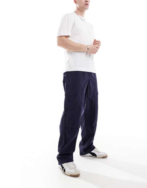 Pantalones azul marino cargo de pernera ancha de ASOS DESIGN, 2 de 5