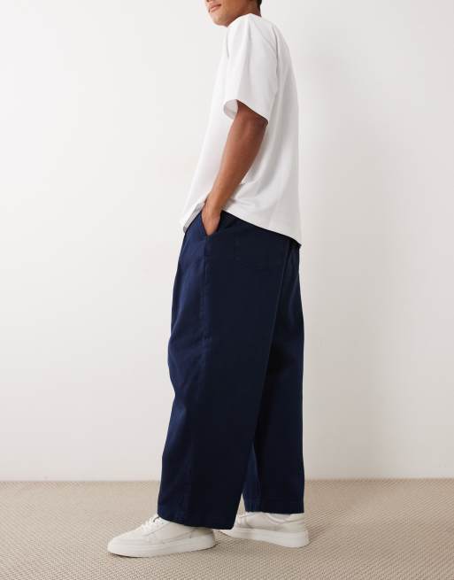 Pantalones azul marino de corte barrel con pinzas de ASOS DESIGN, 3 de 5